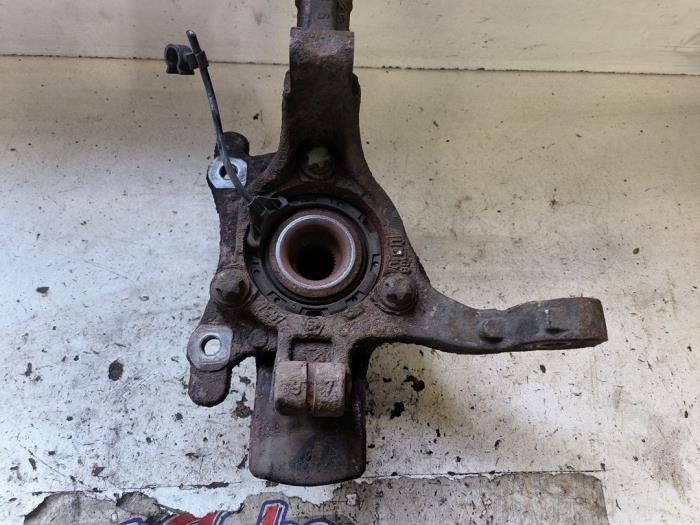 Spindel, höger fram från en Opel Zafira (M75) 2.2 16V Direct Ecotec 2008