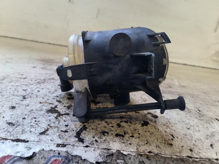 Dimljus, vänster fram från en Opel Zafira (M75) 2.2 16V Direct Ecotec 2008