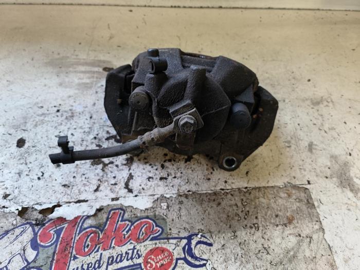 Främre bromsok, vänster från en Opel Zafira (M75) 2.2 16V Direct Ecotec 2008