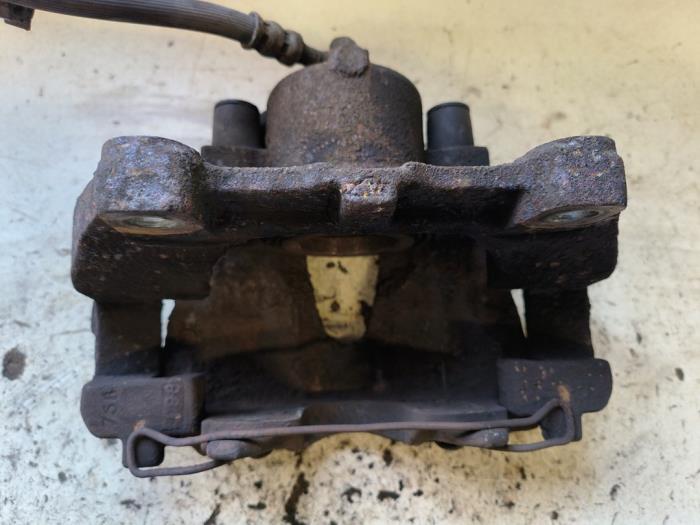 Främre bromsok, vänster från en Opel Zafira (M75) 2.2 16V Direct Ecotec 2008