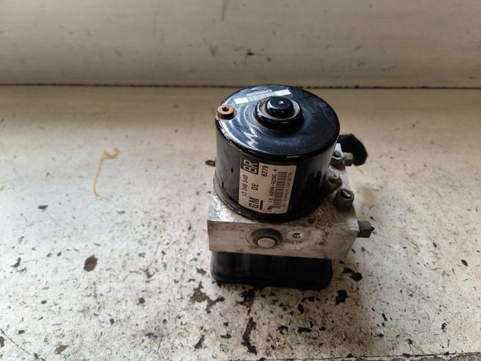 ABS-pump från en Opel Zafira (M75) 2.2 16V Direct Ecotec 2008