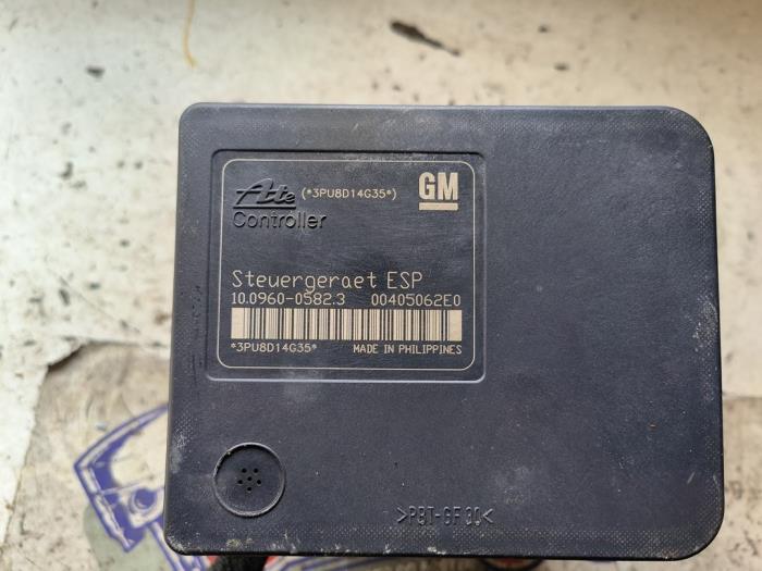 ABS-pump från en Opel Zafira (M75) 2.2 16V Direct Ecotec 2008