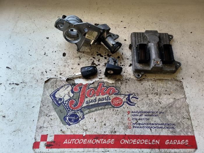 Cylinderlåsuppsättning (komplett) från en Opel Zafira (M75) 2.2 16V Direct Ecotec 2008