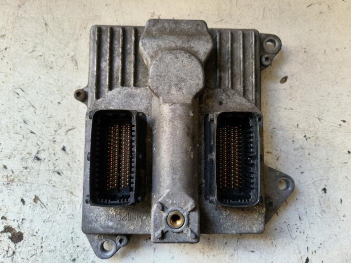 Cylinderlåsuppsättning (komplett) från en Opel Zafira (M75) 2.2 16V Direct Ecotec 2008