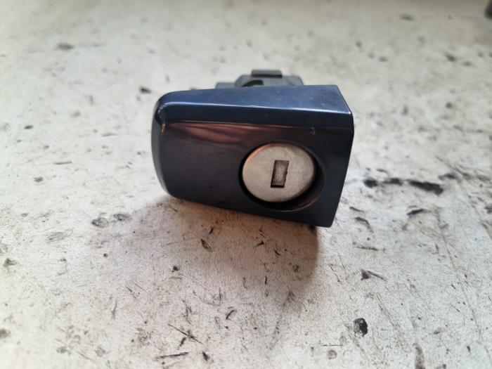 Cylinderlåsuppsättning (komplett) från en Opel Zafira (M75) 2.2 16V Direct Ecotec 2008