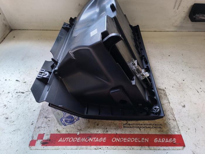 Handskfack från en Opel Zafira (M75) 2.2 16V Direct Ecotec 2008