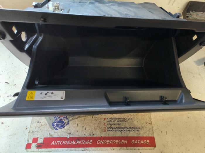 Handskfack från en Opel Zafira (M75) 2.2 16V Direct Ecotec 2008