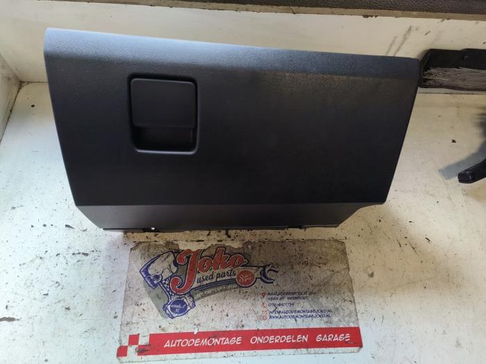 Handskfack från en Opel Zafira (M75) 2.2 16V Direct Ecotec 2008