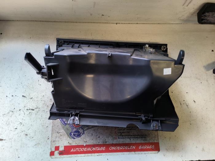 Handskfack från en Opel Zafira (M75) 2.2 16V Direct Ecotec 2008