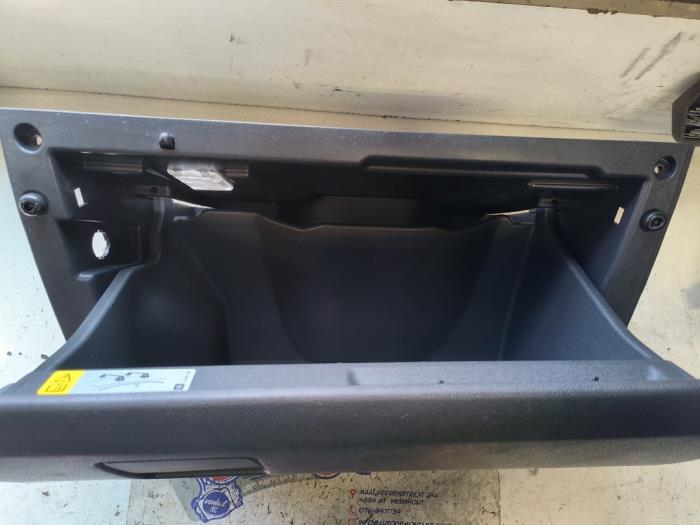 Handskfack från en Opel Zafira (M75) 2.2 16V Direct Ecotec 2008