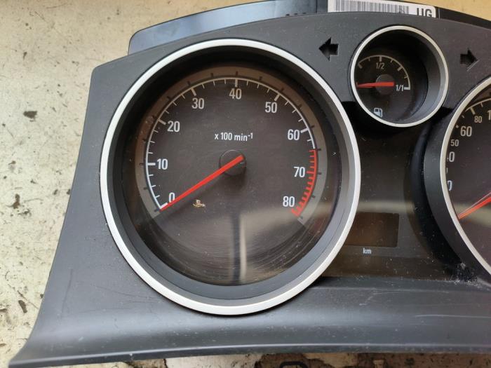 Instrumentpanel från en Opel Zafira (M75) 2.2 16V Direct Ecotec 2008