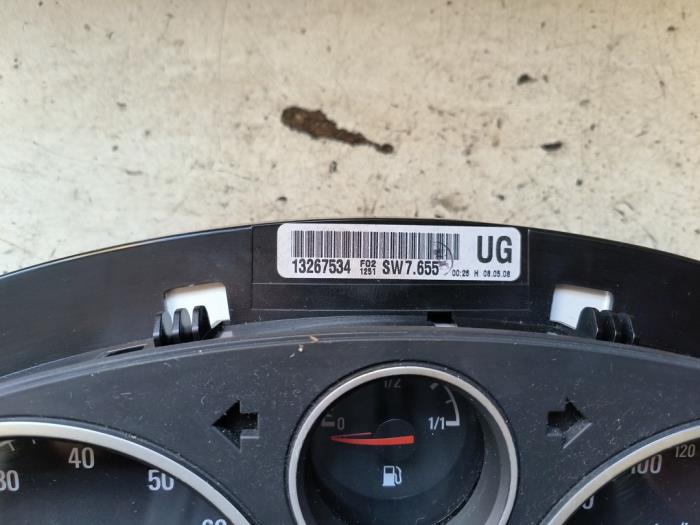 Instrumentpanel från en Opel Zafira (M75) 2.2 16V Direct Ecotec 2008