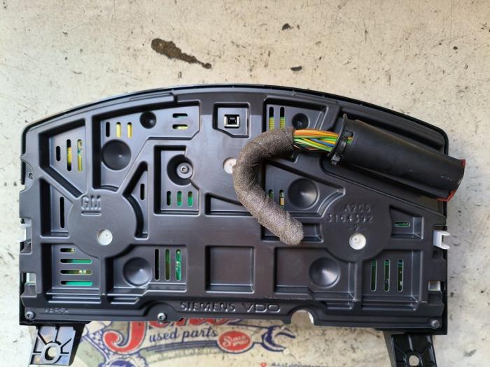 Instrumentpanel från en Opel Zafira (M75) 2.2 16V Direct Ecotec 2008