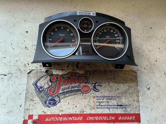 Instrumentpanel från en Opel Zafira (M75) 2.2 16V Direct Ecotec 2008