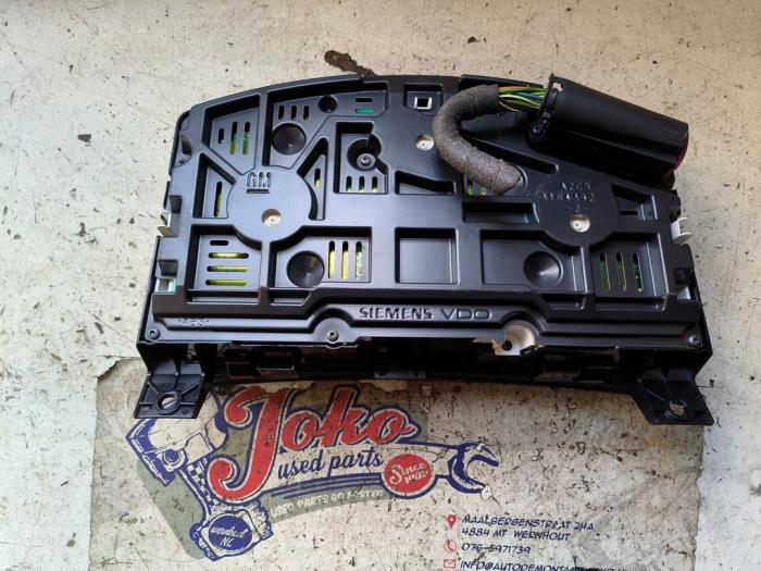 Instrumentpanel från en Opel Zafira (M75) 2.2 16V Direct Ecotec 2008