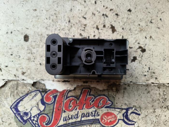 Ljusbrytare från en Opel Zafira (M75) 2.2 16V Direct Ecotec 2008