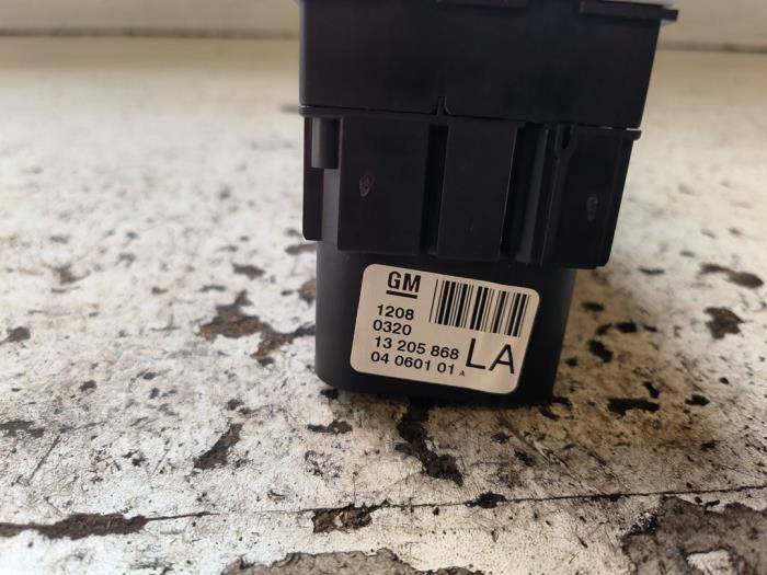 Ljusbrytare från en Opel Zafira (M75) 2.2 16V Direct Ecotec 2008