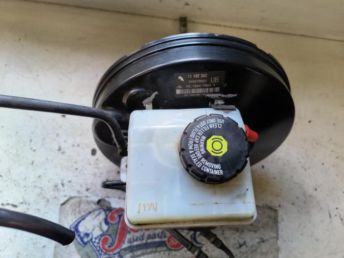 Bromsservo från en Opel Zafira (M75) 2.2 16V Direct Ecotec 2008