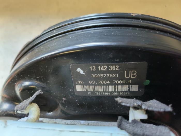 Bromsservo från en Opel Zafira (M75) 2.2 16V Direct Ecotec 2008