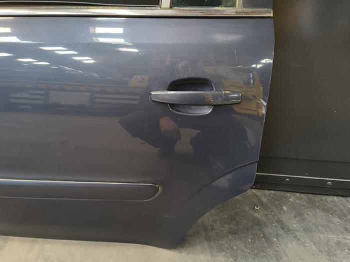 Bakdörr, 4-dörrars, vänster från en Opel Zafira (M75) 2.2 16V Direct Ecotec 2008