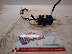 Begagnade Bränslefilterhus Toyota Hilux V/VI 2.4 D 16V 4WD Pris på förfrågan erbjuds av Autodemontage Joko B.V.