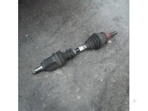 Begagnade Drivaxel, vänster fram Opel Corsa B (73/78/79) 1.0i 12V Pris på förfrågan erbjuds av Autodemontage Joko B.V.