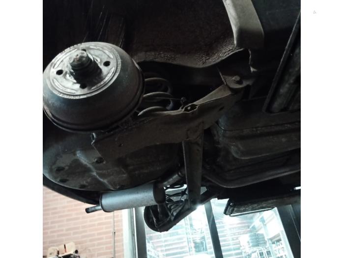 Bakre drivaxel från en Opel Corsa B (73/78/79) 1.0i 12V 1998