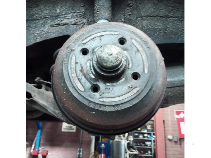 Bakre drivaxel från en Opel Corsa B (73/78/79) 1.0i 12V 1998