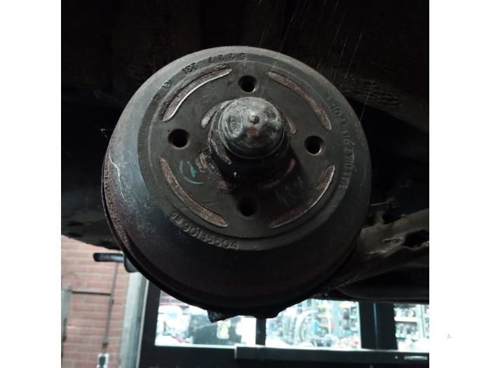 Bakre drivaxel från en Opel Corsa B (73/78/79) 1.0i 12V 1998