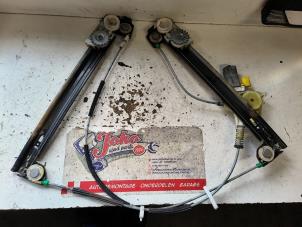 Używane Mechanizm szyby lewej przedniej wersja 2-drzwiowa BMW Mini One/Cooper (R50) 1.6 16V Cooper Cena na żądanie oferowane przez Autodemontage Joko B.V.