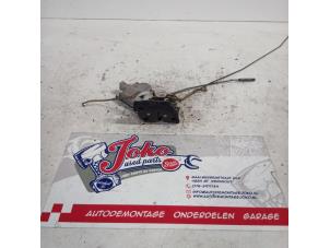Begagnade Dörrlåsmekanism, 2-dörrars, vänster Suzuki Jimny Hardtop 1.3i 16V 4x4 Pris på förfrågan erbjuds av Autodemontage Joko B.V.