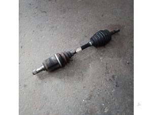 Begagnade Drivaxel, vänster fram Opel Corsa C (F08/68) 1.2 16V Pris på förfrågan erbjuds av Autodemontage Joko B.V.