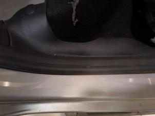 Używane Uszczelka drzwi prawych tylnych wersja 4-drzwiowa Skoda Fabia II Combi 1.2 TDI 12V Greenline Cena na żądanie oferowane przez Autodemontage Joko B.V.