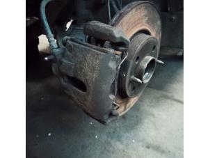 Begagnade Främre bromsok, vänster Fiat Doblo Cargo (223) 1.3 JTD 16V Multijet Pris på förfrågan erbjuds av Autodemontage Joko B.V.