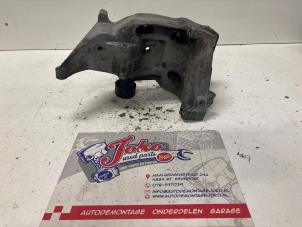 Begagnade Undre fäste, generator BMW X1 (E84) sDrive 18d 2.0 16V Pris på förfrågan erbjuds av Autodemontage Joko B.V.