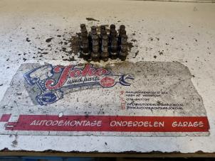 Begagnade Hjulbultsats Volkswagen Caddy III (2KA,2KH,2CA,2CH) 1.6 TDI 16V Pris på förfrågan erbjuds av Autodemontage Joko B.V.