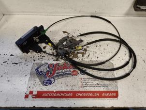 Begagnade Låsmekanism, skjutdörr, vänster Opel Vivaro 1.9 DTI 16V Pris på förfrågan erbjuds av Autodemontage Joko B.V.