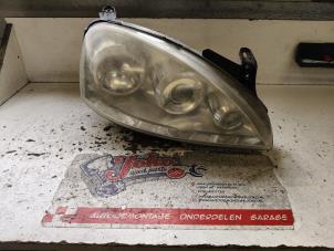 Begagnade Strålkastare, höger Opel Corsa C (F08/68) 1.3 CDTi 16V Pris på förfrågan erbjuds av Autodemontage Joko B.V.