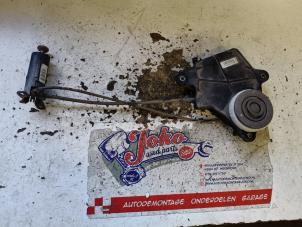 Begagnade Lyftmekanism, reservhjul Peugeot 307 SW (3H) 1.6 16V Pris på förfrågan erbjuds av Autodemontage Joko B.V.