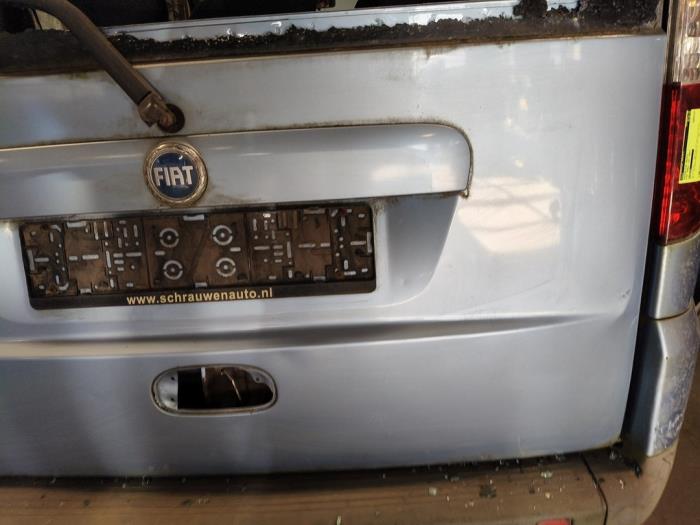 Baklucka från en Fiat Doblo (223A/119) 1.4 2007