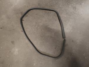 Begagnade Dörrtätning, 4-dörrars, höger bak Ford Focus 3 1.6 EcoBoost 16V 150 Pris på förfrågan erbjuds av Autodemontage Joko B.V.