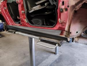 Begagnade Tröskel, höger Ford Focus 3 1.6 EcoBoost 16V 150 Pris på förfrågan erbjuds av Autodemontage Joko B.V.