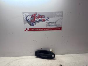 Używane Uchwyt drzwi lewych przednich wersja 4-drzwiowa Hyundai Santa Fe I 2.0 CRDi 16V 4x2 Cena na żądanie oferowane przez Autodemontage Joko B.V.