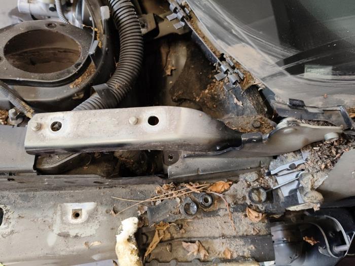 Gångjärn, motorhuv från en Peugeot 508 (8D) 1.6 THP 16V 2012