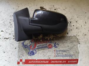 Begagnade Skärmspegel, vänster Renault Twingo II (CN) 1.2 16V Pris på förfrågan erbjuds av Autodemontage Joko B.V.