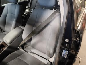 Begagnade Främre säkerhetsbälte, vänster Mercedes C (W203) 2.2 C-220 CDI 16V Pris på förfrågan erbjuds av Autodemontage Joko B.V.