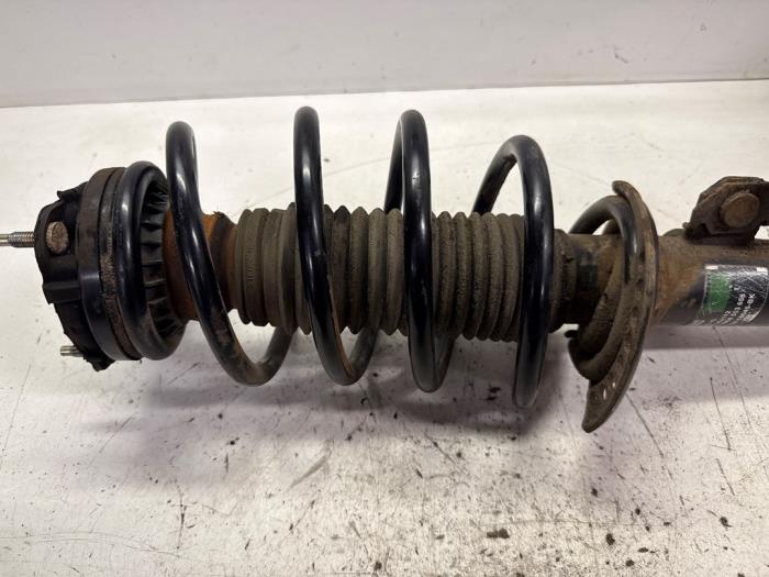 Stötdämparstång, höger fram från en Ford Mondeo III 2.0 TDCi/TDDi 115 16V 2002