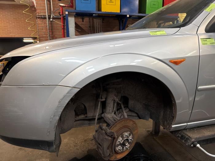 Framskärm, vänster från en Ford Mondeo III 2.0 TDCi/TDDi 115 16V 2002