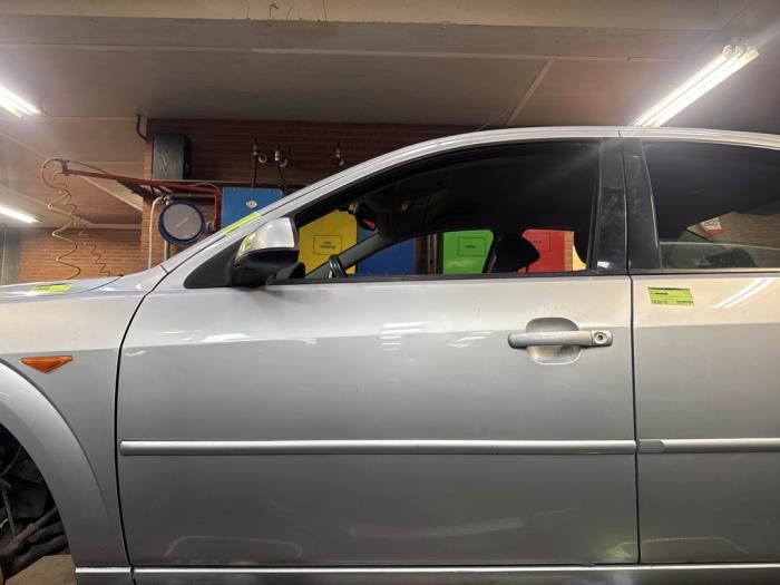 Dörr, 4-dörrars, vänster fram från en Ford Mondeo III 2.0 TDCi/TDDi 115 16V 2002