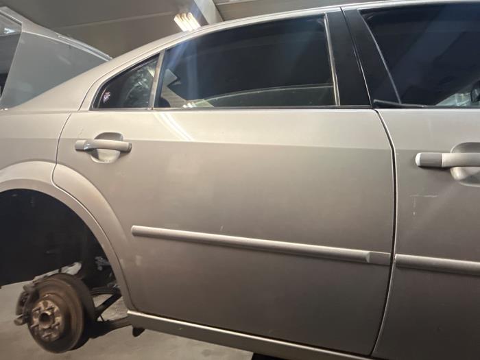 Bakdörr, 4-dörrars, höger från en Ford Mondeo III 2.0 TDCi/TDDi 115 16V 2002